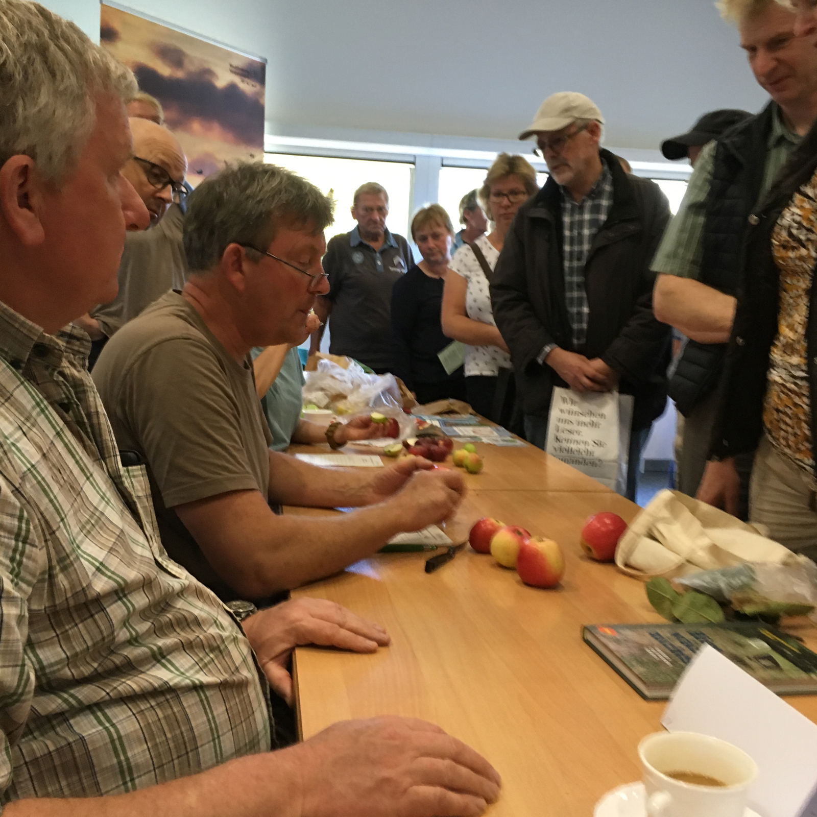 Foto: Apfelsortenbestimmung mit dem Pomologen Jens Meyer im Informationszentrum PAHLHUUS. Fotoautor: Frank Hermann