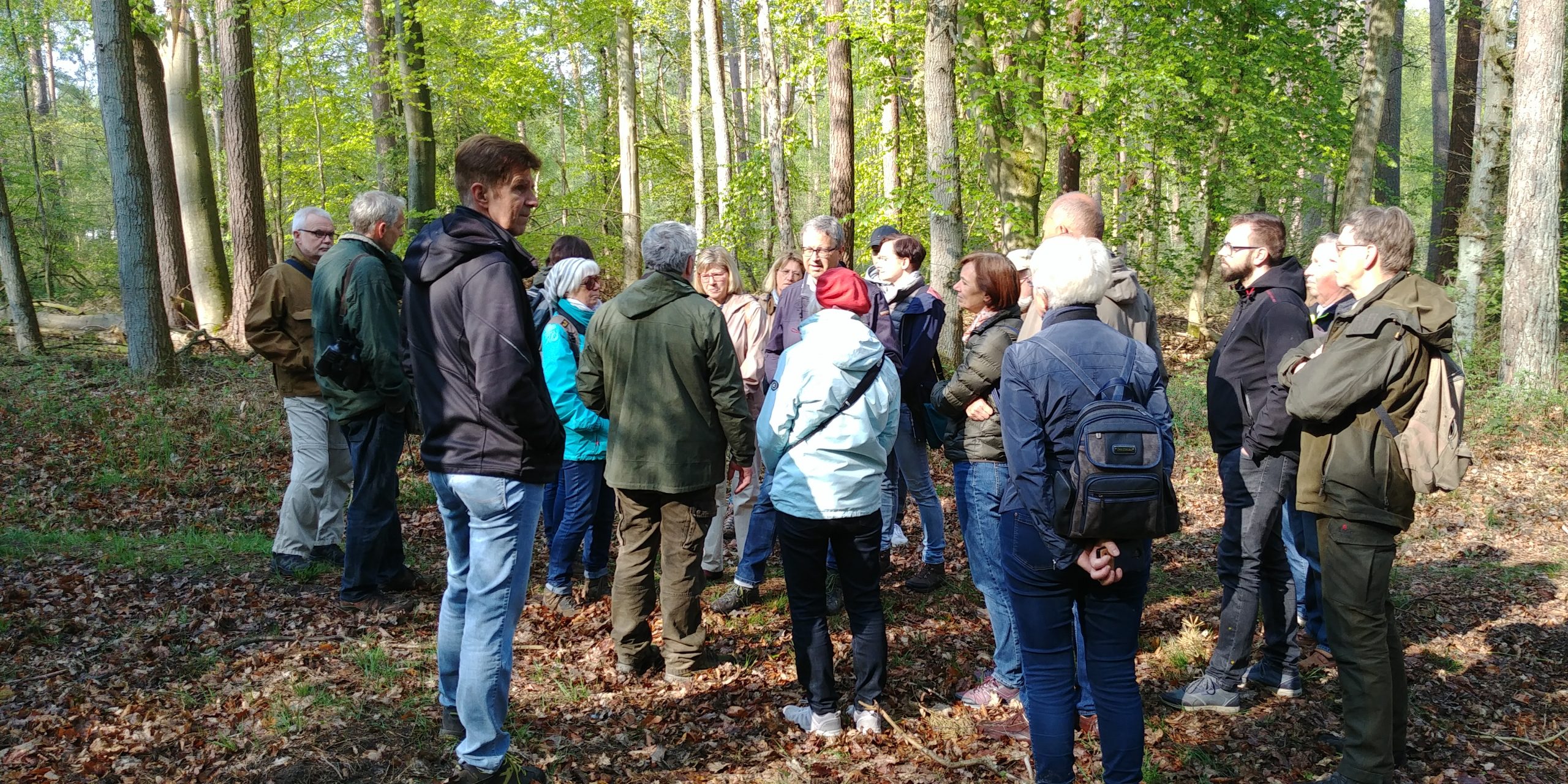 Foto: Ornithologische Führung mit Rolf Ziebarth, Förster a.D., im Schalißer Wald bei Zarrentin am Schaalsee. Fotoautor: Peter Reißig