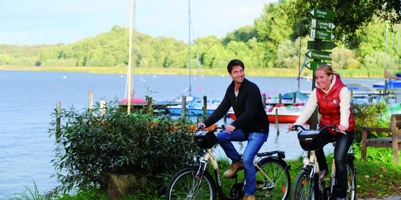 Foto: Radfahrer am Ufer des Schaalsees in Zarrentin. Fotoautor: ©TMV/foto@andreas-duerst.de