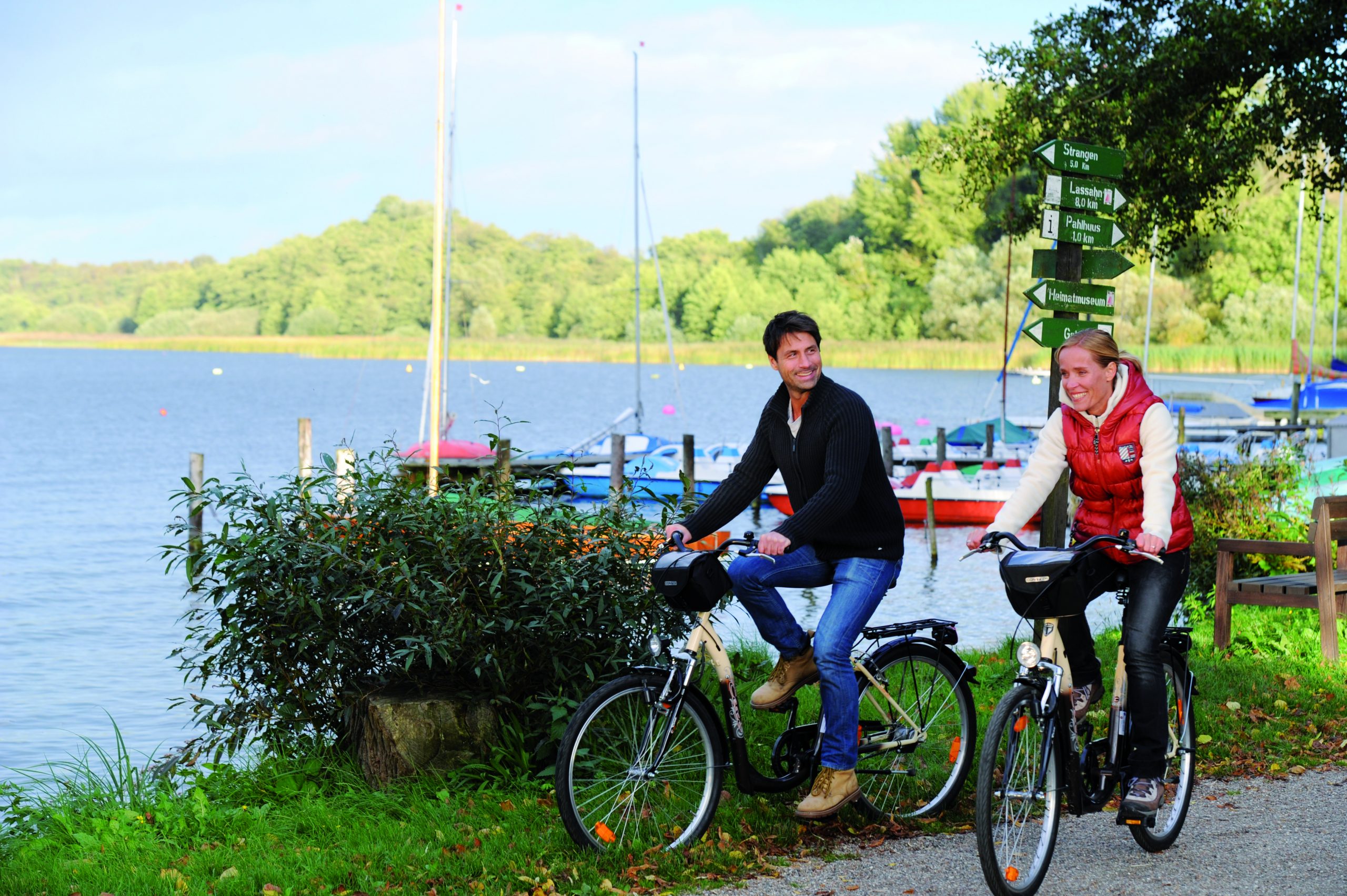 Foto: Radfahrer am Ufer des Schaalsees in Zarrentin. Fotoautor: ©TMV/foto@andreas-duerst.de