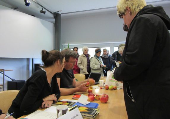 Foto: Apfelsortenbestimmung mit den Pomologen Ulrike Gisbier und Jens Meyer im Informationszentrum PAHLHUUS. Fotoautor: Frank Hermann